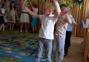Dzieci tańczą z pomponami.