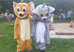 Uczestnicy pikniku przebrani za postaci z bajki Tom i Jerry.