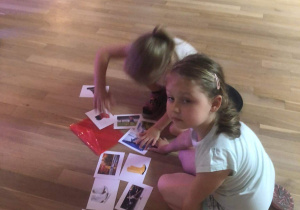 Dzieci dobierają ilustracje wg przeznaczenia przedmiotów.