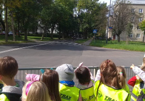Dzieci wskazują zauważone na skrzyżowaniu znaki drogowe.
