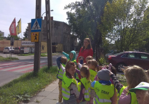 Znak Agatka - uwaga dzieci oraz znak przejście dla pieszych . Przedszkolaki wskazują na znaki.