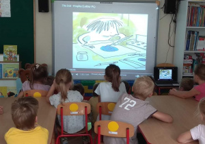 Dzieci oglądają na filmie, jak dziewczynka przeistacza kropkę.