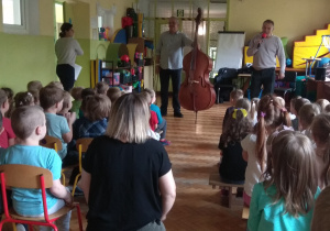Dzieci podczas koncertu oglądają nowy instrument - kontrabas.