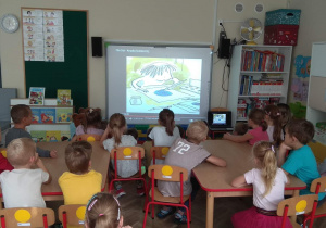 Dzieci oglądają film na podstawie książki "The dot"
