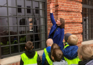 Dzieci oglądają mury fabryki