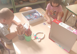 Dzieci układają puzzle i rysują swoje ulubione rysunki.