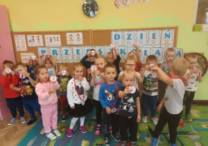 Dzieci pokazują medale dzielnego przedszkolaka.