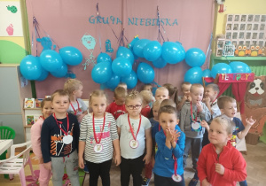 Dzieci z grupy niebieskiej z okazji "Dnia przedszkolaka" dostały niebieskie balony.
