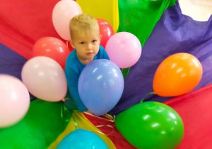 Chłopiec pośród baloników.