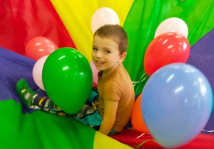 Chłopiec pośród baloników.