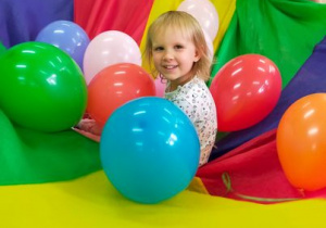 Dziewczynka wśród baloników.