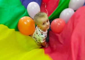 Chłopiec wśród baloników.