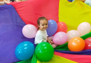 Dziewczynka pośród baloników.