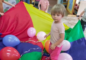 Dziewczynka wśród baloników.
