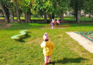 Dzieci biegają w ogrodzie przedszkolnym.
