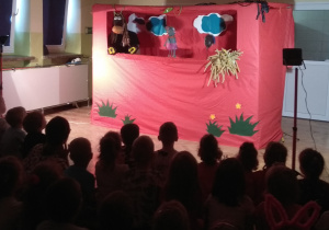 Na scenie konik, myszka i żuczek, dzieci oglądają i uważnie słuchają.