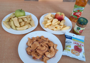 Produkty z jabłek stoją na stole.
