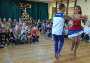 Dzieci oglądają występ tancerzy.