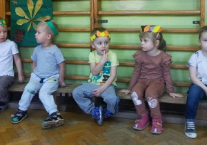 Dzieci z grupy żółtej oglądają występ grupy niebieskiej.