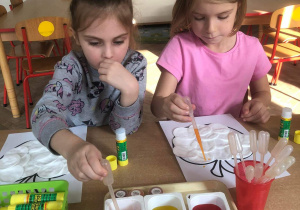 Dzieci malują jabłka przy pomocy pipety