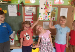 Dzieci prezentują swoją pracę "Kwadratowe królestwo".