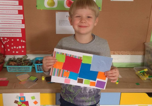 Chłopiec prezentuje swoją pracę do tematu "Kwadratowe królestwo".