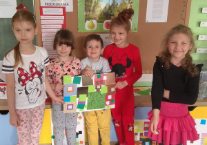 Dzieci prezentują swoją pracę "Kwadratowe królestwo".