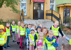 Dzieci ustawione przed pocztą.