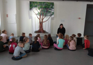 Dzieci słuchają opowieści o międzynarodowej wystawie w Centralnym Muzeum Włókiennictwa w Łodzi..