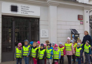 Dzieci stoją przed Centralnym Muzeum Włókiennictwa w Łodzi.