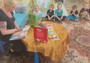 Dzieci uważnie słuchają czytanej bajki.