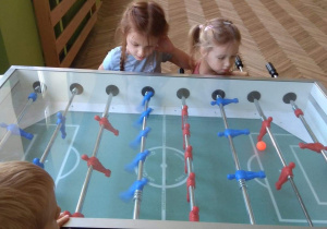 Dzieci grają w piłkarzyki.