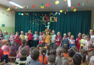 Dzieci śpiewają piosenkę "Jesień jak zaczarowana" i grają na instrumentach.