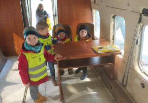 dzieci poznają wyposażenie samolotu.