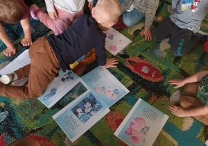 Dzieci oglądają na obrazkach różnego rodzaju dynie.