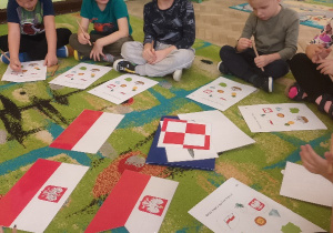 Dzieci oglądają symbole narodowe Polski.
