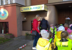 Dzieci wchodzą do teatru dla dzieci Baśniowa Kawiarenka.