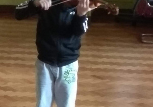 Chłopiec podjął próbę samodzielnego grania na skrzypcach.