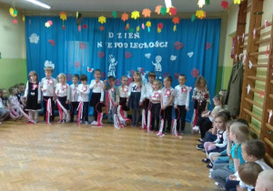 Dzieci z grupy czerwonej śpiewają piosenkę "Polska niepodległa".