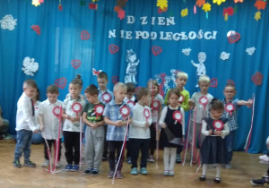 Dzieci z grupy zielonejj śpiewają piosenkę o tematyce niepodległościowej.