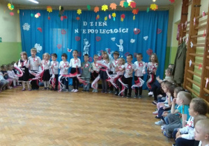 Dzieci z grupy czerwonej śpiewają piosenkę "Polska niepodległa".
