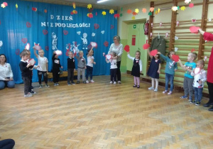 Dzieci śpiewają piosenkę "Jesteśmy Polką i Polakiem".