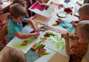 Dzieci komponują jesienny obrazek