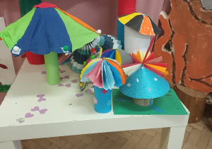 "Wystawa kolorowych parasoli"