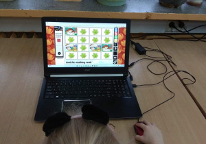 Dziecko gra na komputerze w jesienne memory.