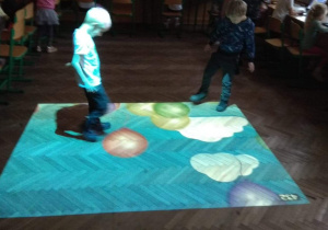 Chłopcy na magicznym dywanie grają w grę - pękające baloniki.