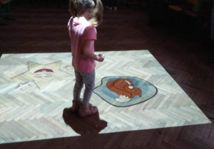 Dziewczynka w grze na magicznym dywanie dotarła do wiewiórki.