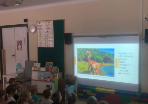 Dzieci oglądają prezentację multimedialną.