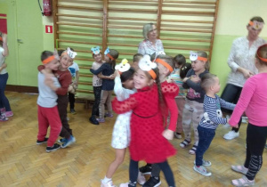 Dzieci - misie przytulają się do siebie.