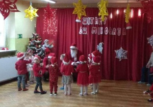 Dzieci śpiewają piosenkę dla św. Mikołaja